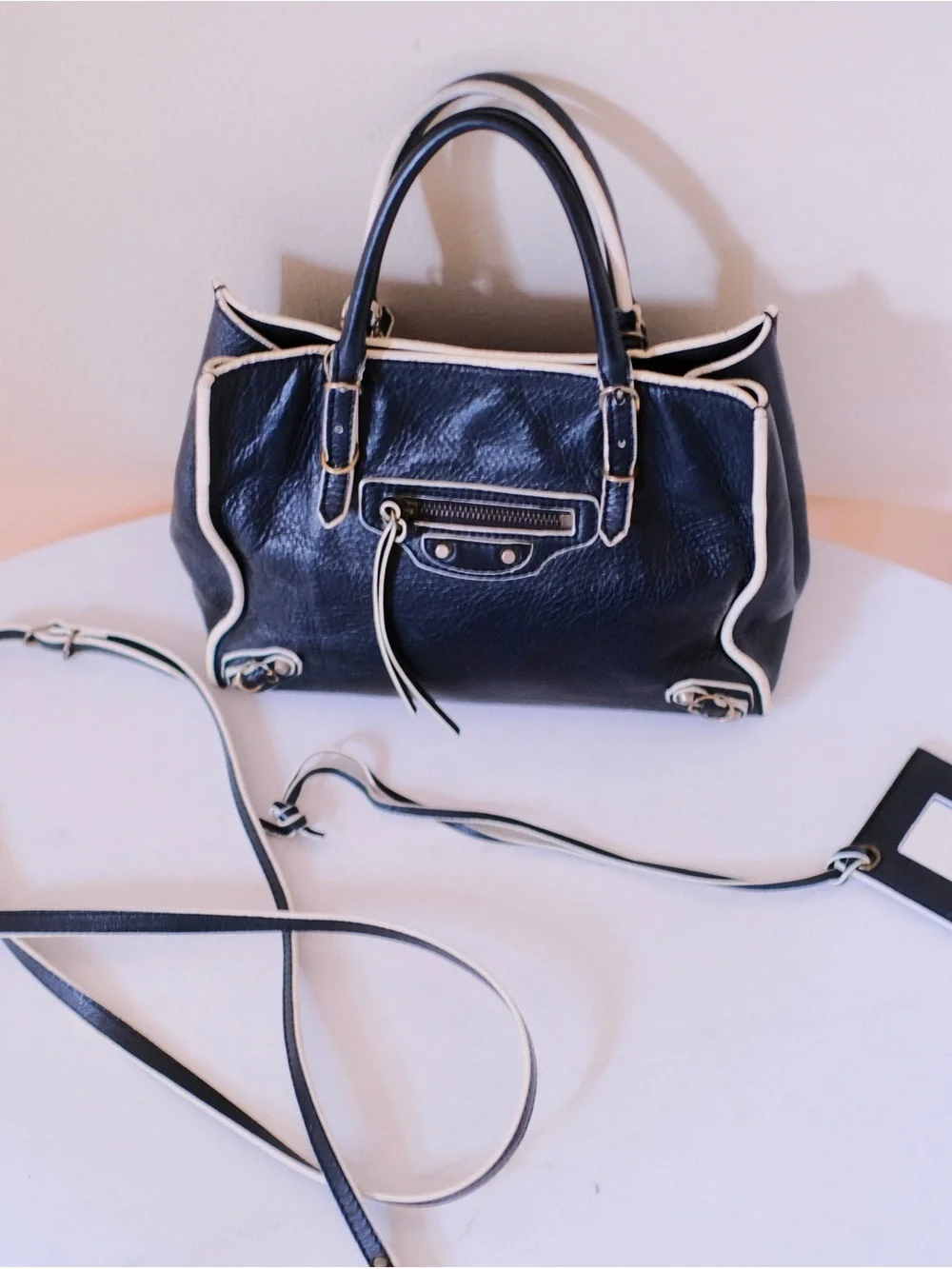 Balenciaga Classic Black Leather Shoulder Bag with Cream Trim - Picture 4 of 9